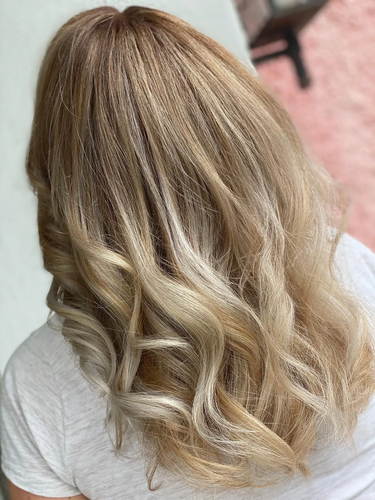 Blonde Balayage mit weichen Wellen