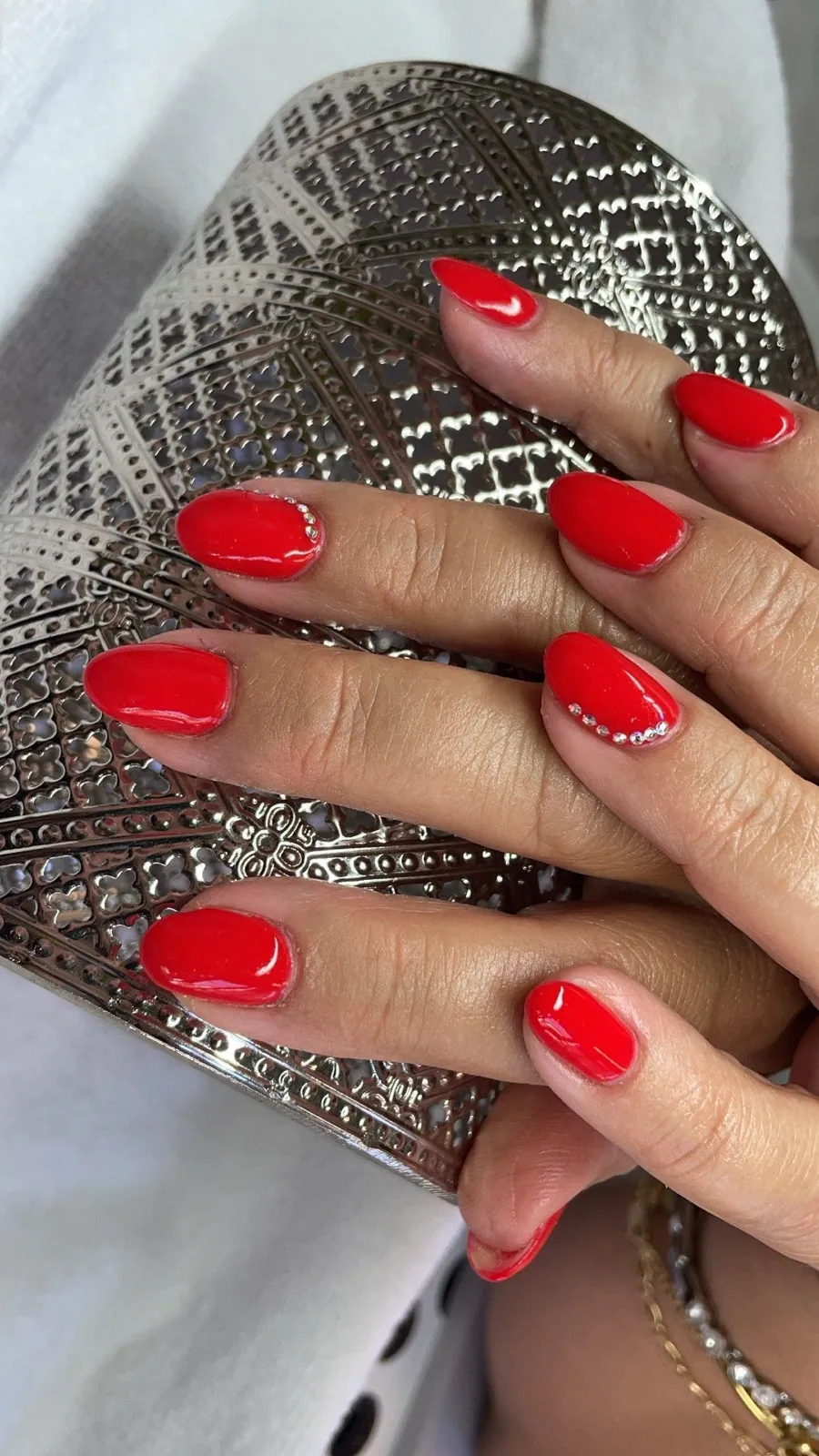 Rote Nägel mit Glitzer