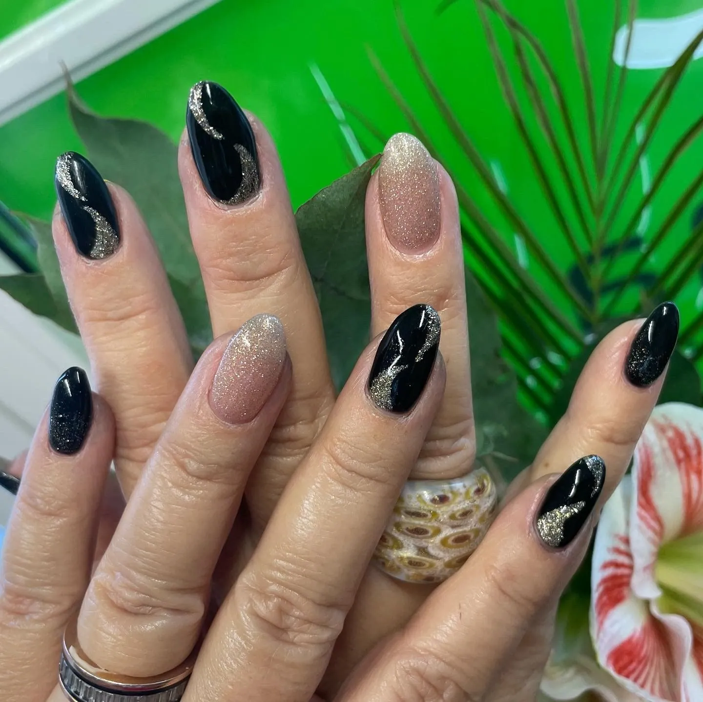 Schwarze und nudefarbene Nägel