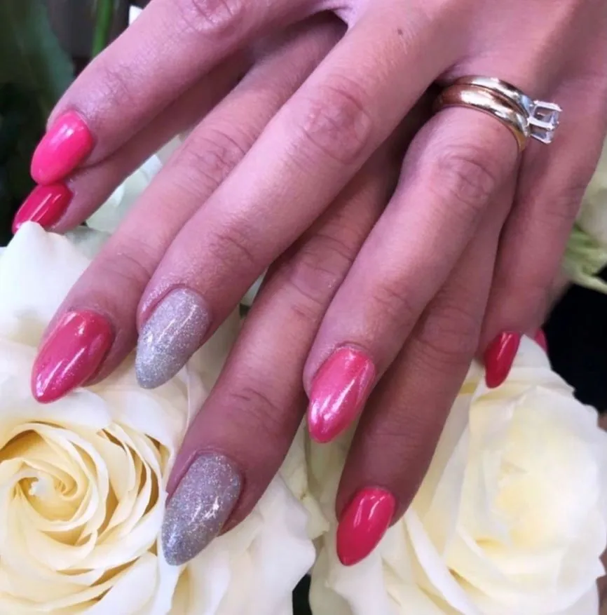 Mandelförmige Nägel in Rosa und Weiss