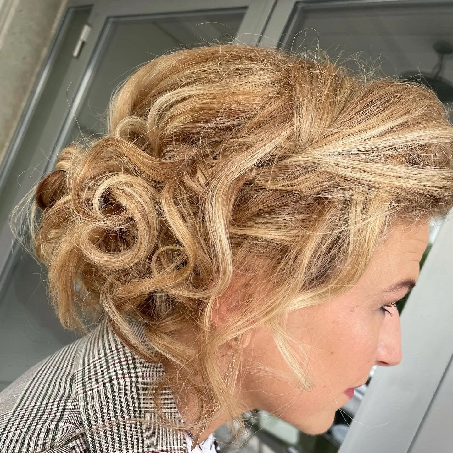 Hochsteckfrisur mit Locken